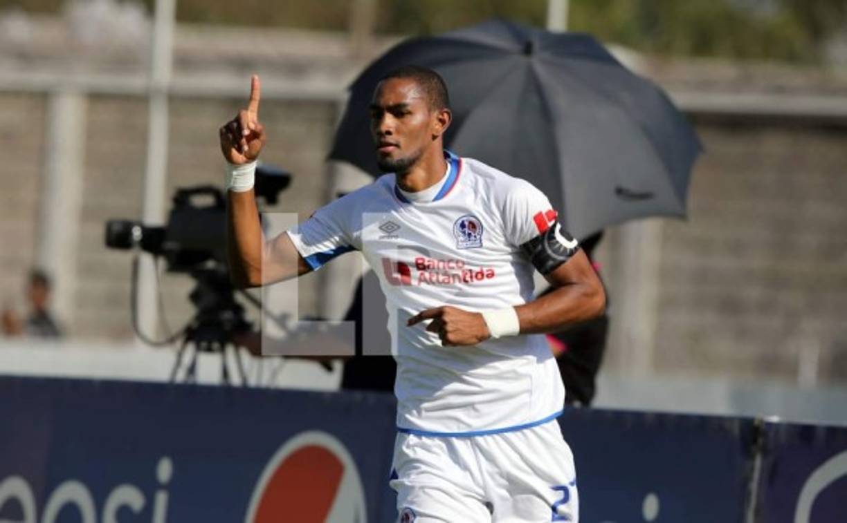 Jerry Bengtson celebrando su gol que abrió el marcador en el clásico para el Olimpia.