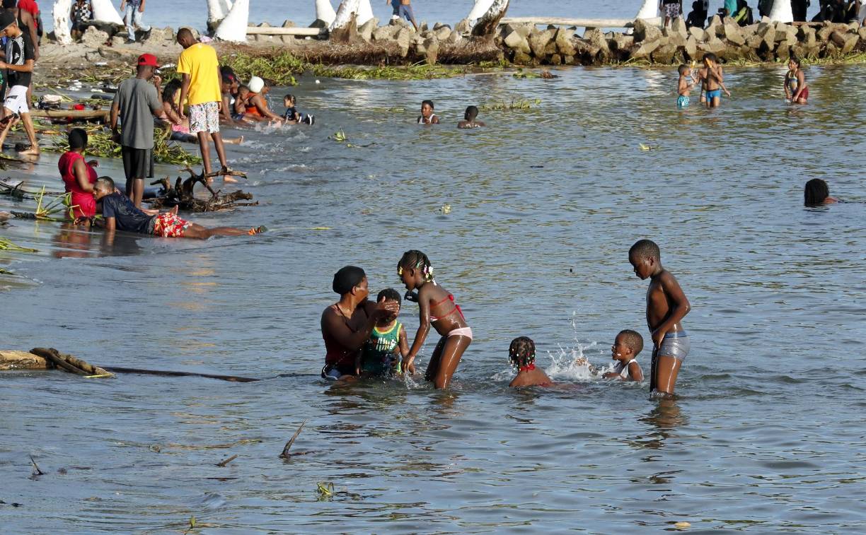 En la caravana hay decenas de niños. Guías los acompañan hasta la frontera a cambio de unos 300 dólares ante la ausencia de autoridades. Según sus acompañantes, deberán pagar otro tanto al llegar a Panamá.