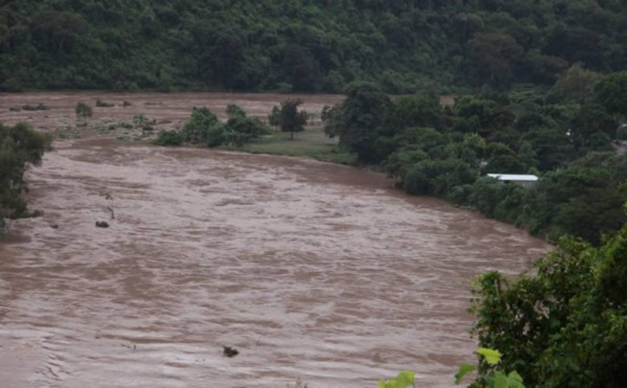 El fuerte caudal del río Chamelecón tras las fuertes lluvias en el noroccidente de Honduras.