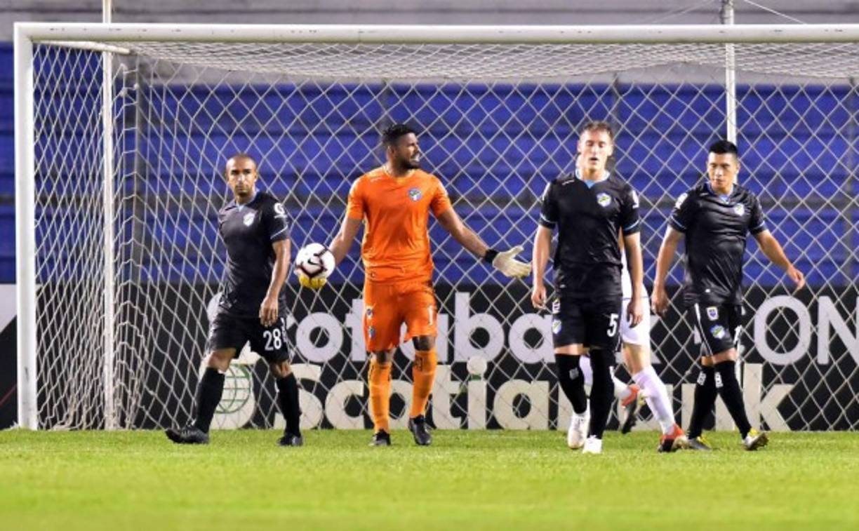El portero panameño José Calderón le reclama a sus compañeros tras el gol de Ever Alvarado.