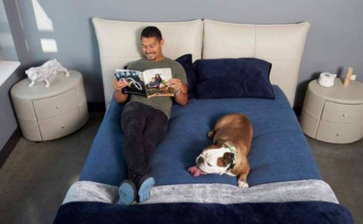 Roger Espinoza radica en Estados Unidos desde hace muchos años y hoy ha sorprendido con su nueva imagen.