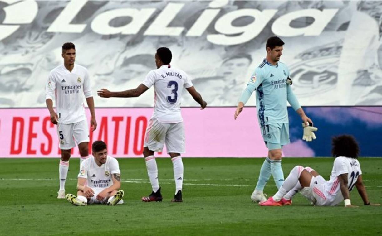 La tristeza y resignación de los futbolistas del Real Madrid tras el final del partido ante Villarreal y al conocer del triunfo del Atlético.