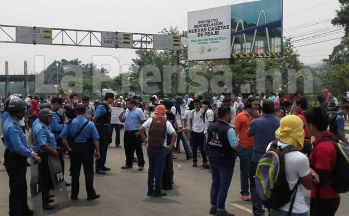 Un oficial de la Policía Nacional de Honduras brinda declaraciones en medio de la protesta.