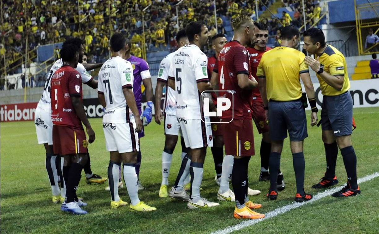 El primer gol del Alajuelense no debió subir al marcador por fuera de juego, los árbitros analizaron la jugada, pero terminaron por validar el tanto.