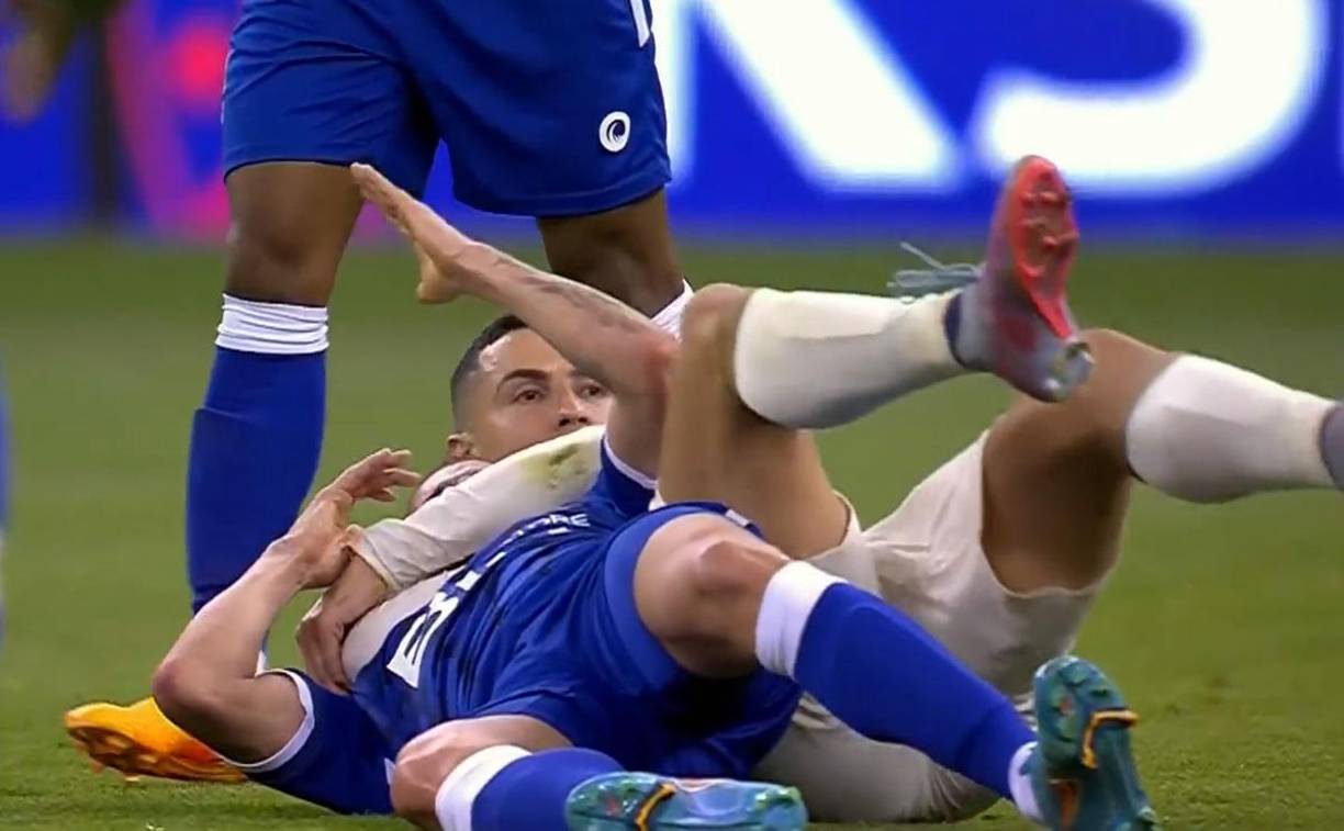 El portugués ahorcó” al futbolista colombiano con sus brazos y lo mandó al suelo, al mejor estilo de la lucha libre.