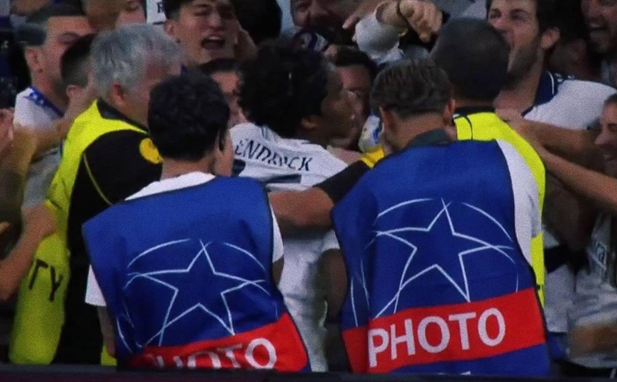 Endrick enloqueció y saltó las vallas publicitarias para ir a celebrar con los aficionados del Real Madrid en las gradas.
