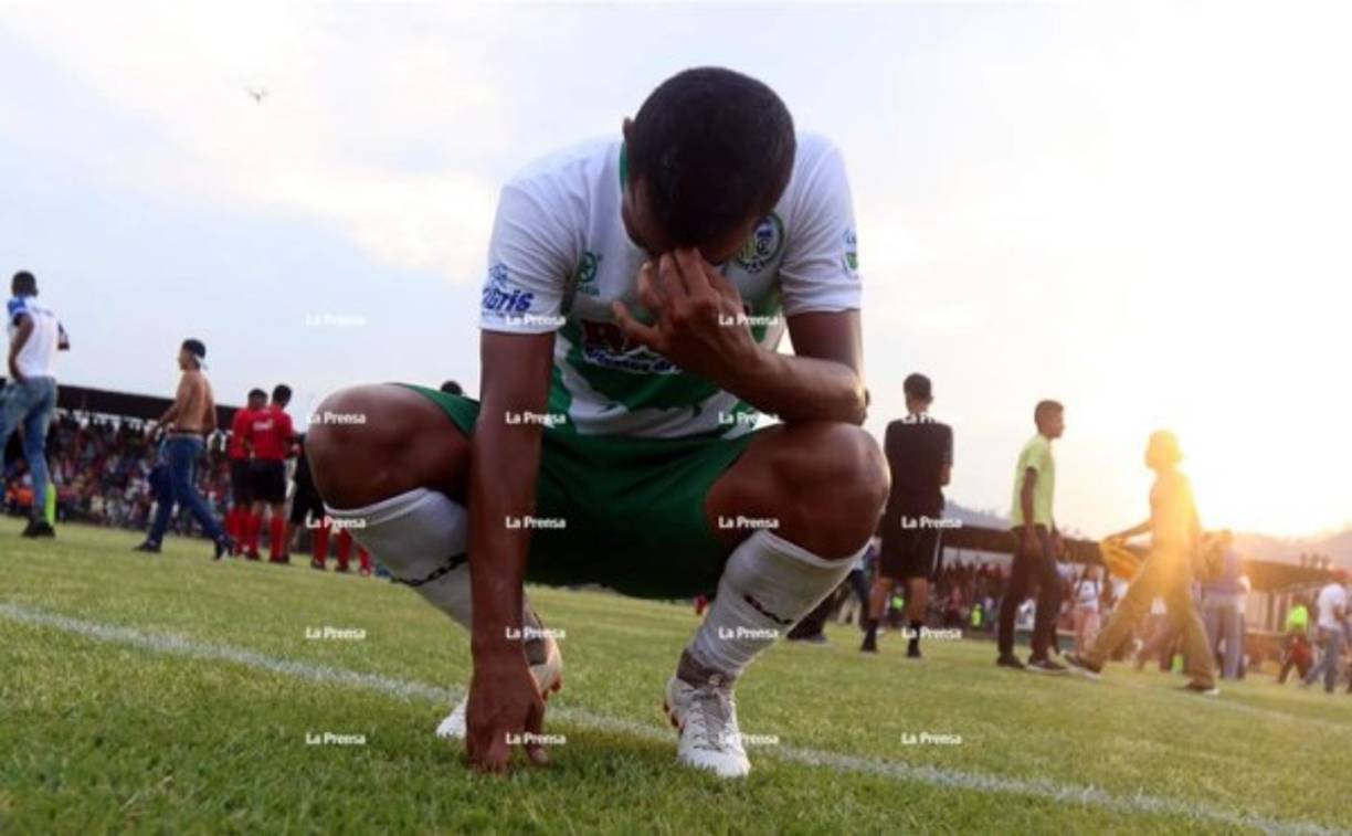 Juan José Ocampo rompió a llorar en la cancha del estadio Marcelo Tinoco de Danlí tras descender.