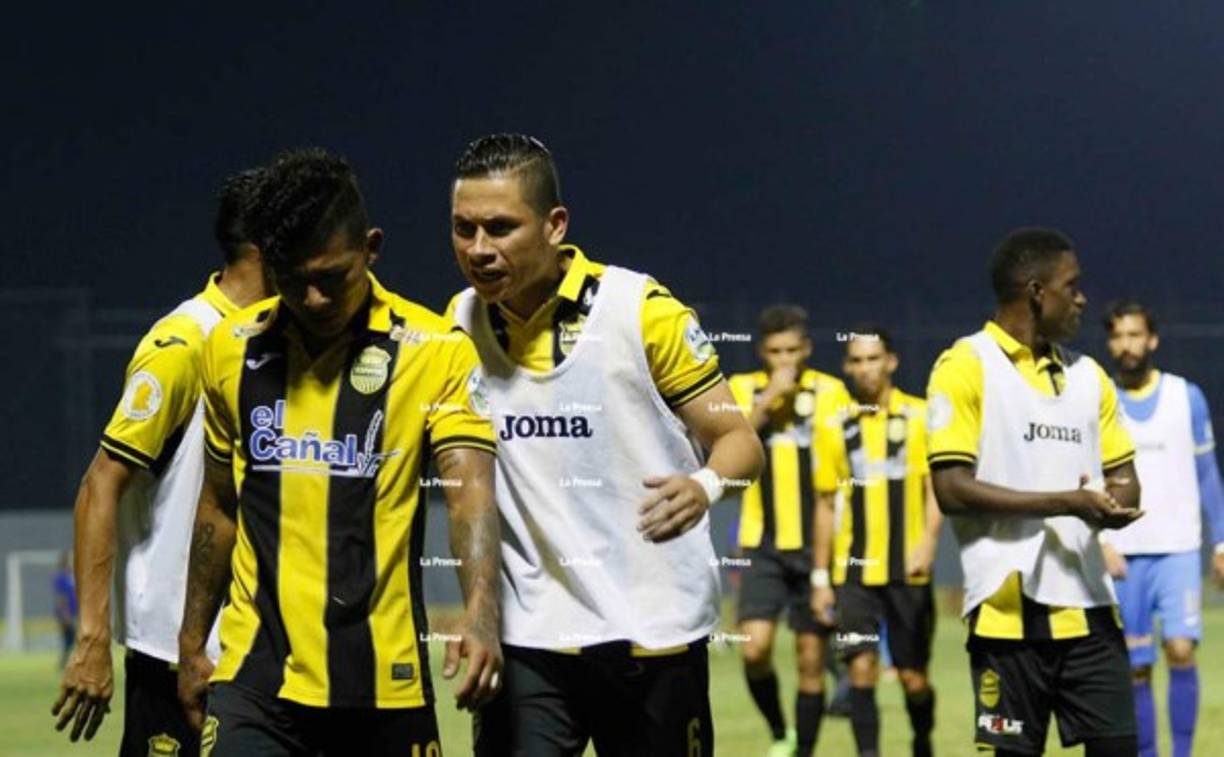 Iván López cuando salía del césped del estadio Morazán recibió fuertes palabras de Jairo Puerto.