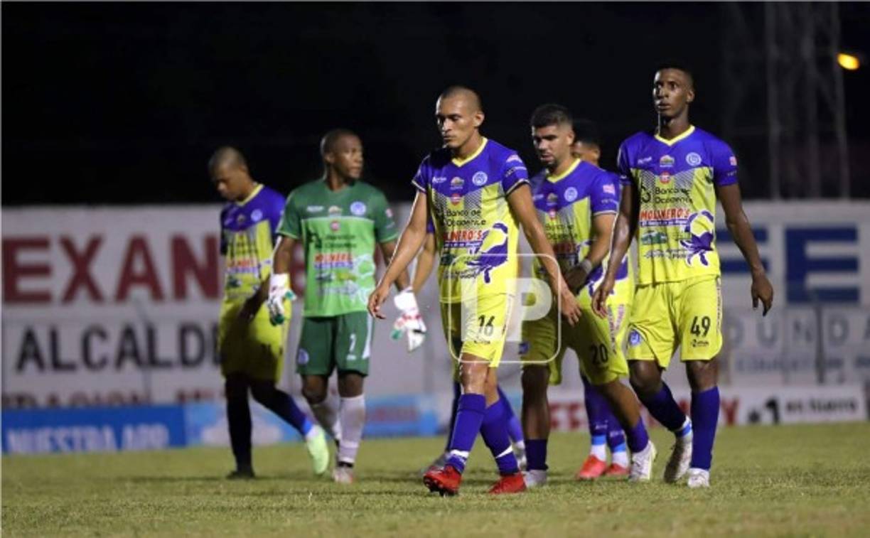 La tristeza de los jugadores del Victoria por encajar una nueva derrota en su regreso a la Liga Nacional.