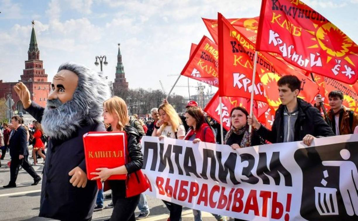 Más de cien mil personas se manifestaron hoy en la Plaza Roja de Moscú convocadas por los sindicatos, mientras los comunistas congregaron a unos pocos miles de personas en un mitin con ocasión del Primero de Mayo.