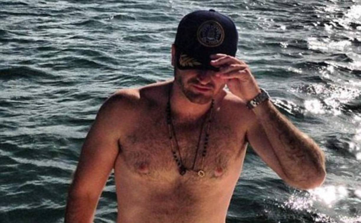 Luego de que varios medios mexicanos informaran que Iván Archivaldo Guzmán Salazar, hijo del narcotraficante Joaquín 'El Chapo' Guzmán, también se encontraba entre los 6 secuestrados en un lujoso restaurante de Puerto Vallarta, el 'narcojunior' publicó un mensaje en una cuentas de Twitter que se le atribuye. 'No pasa nada!', escribió el joven el pasado martes en la cuenta ‏@lvanArchivaldo, la cual no ha sido verificada y que tiene más de 300 mil seguidores. 'Gente sin que hacer, primero era yo el levantado después mi carnal @AlfredoGuzman ya no hayan como sacar dinero del apellido Guzmán', se lee en otro tuit publicado ayer.