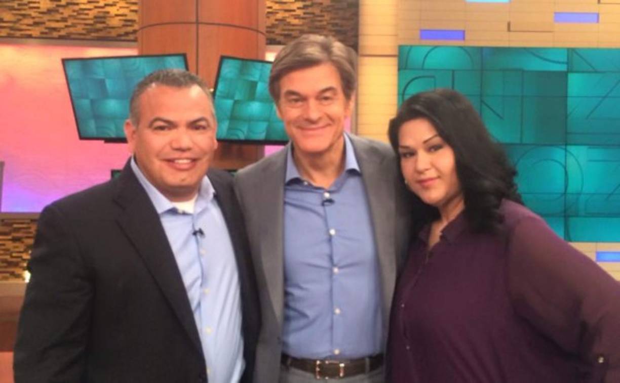 Su figura luce impresionante, y ha compartido su testimonio en varios medios de comunicación.