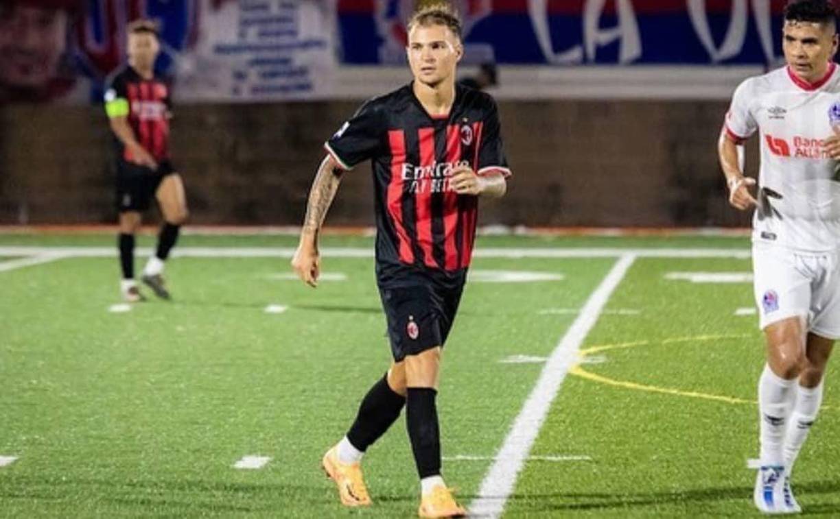 Sorpresa. El Olimpia a solicitud de Pedro Troglio está interesado en fichar al futbolista estadounidense Mike Chappy de 22 años de edad. El joven juega fútbol universitario en Estados Unidos y el reciente fin de semana se enfrentó a los albos por lo que llenó las expectativas de Pedro Troglio. 