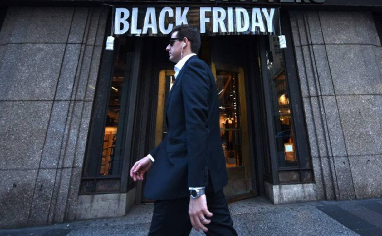 La publicidad del Black Friday apareció en numerosos lugares en muchas ciudades, días antes del evento.