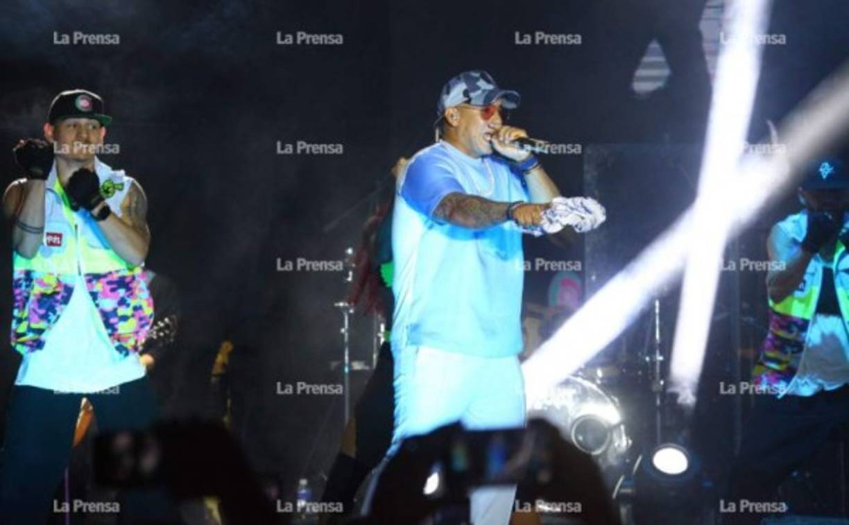 Luciendo unos lentes, una camiseta y una gorra, muy a su estilo, el intérprete se subió al escenario creando una ovación de sus fans.