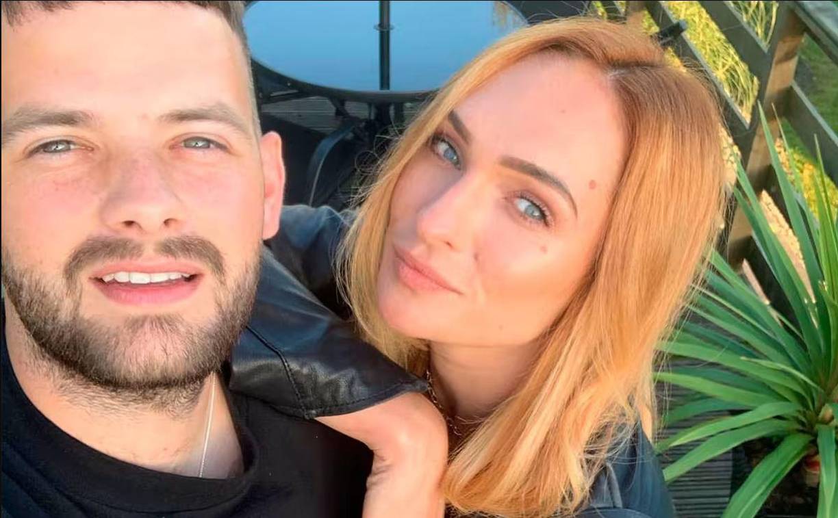 “Estoy completamente roto tratando de procesar esto y, sinceramente, no sé a dónde ir desde aquí, pero sé que necesito usar toda la fuerza que pueda reunir para nuestro pequeño niño”, continuó el cantante en redes.