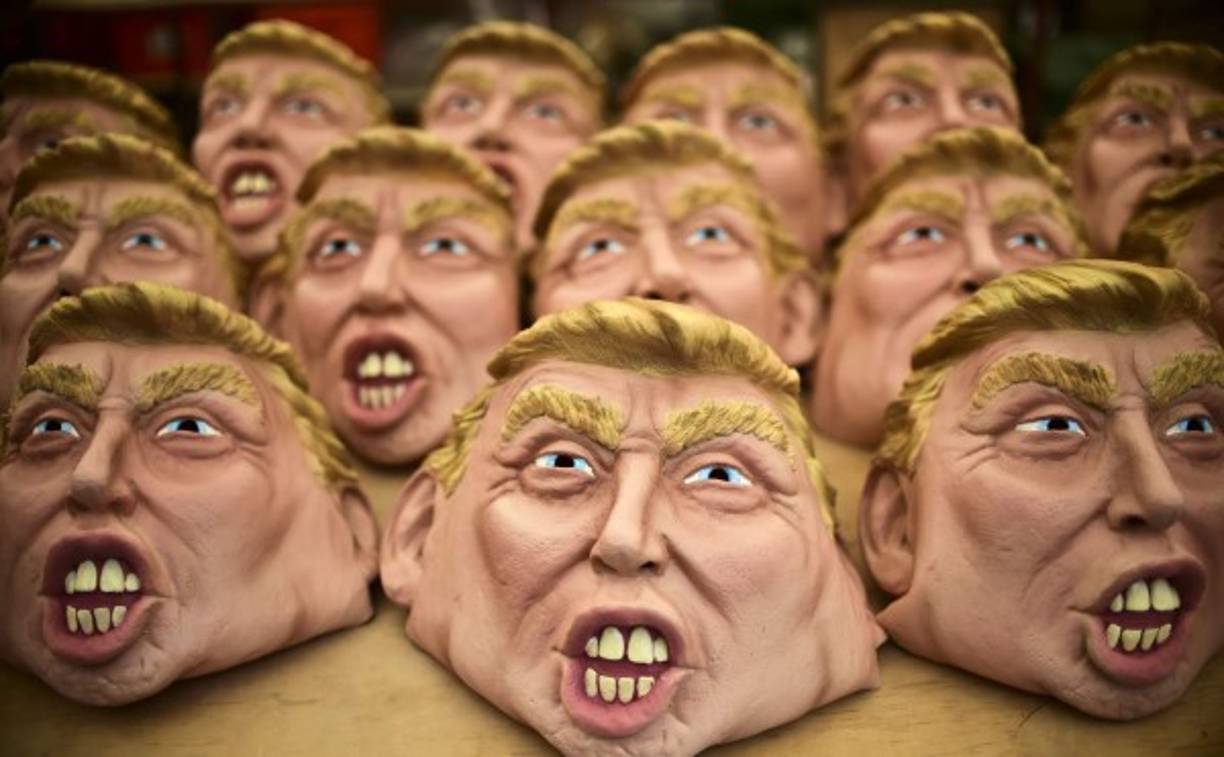 La máscara de Trump se ha convertido en la nueva sensación del Día de Brujas en México y Estados Unidos.
