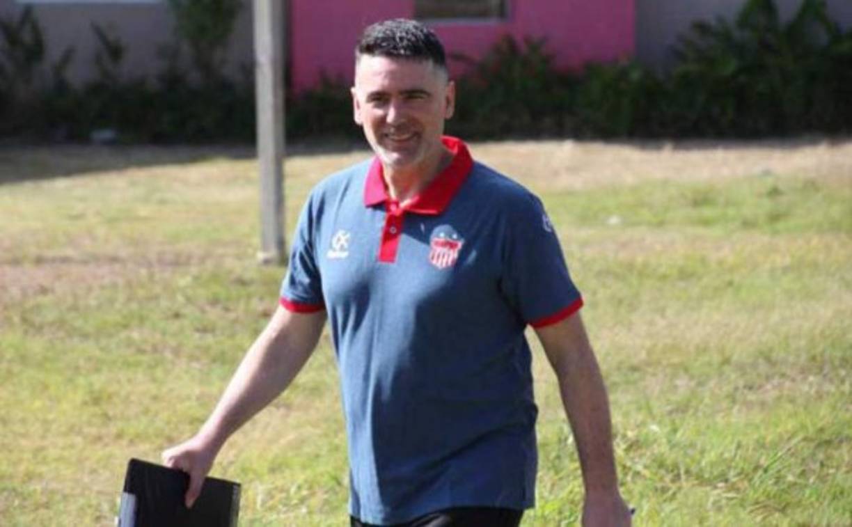 Fernando Araujo: El entrenador uruguayo confesó que posiblemente no regrese a Honduras para dirigir al Vida luego de los problemas económicos que tiene el club ceibeño. 'Sabemos que complicado para el club sostener la planilla y la va a querer bajar a la mitad, en ese contexto veo complicado para que podamos volver', indicó.