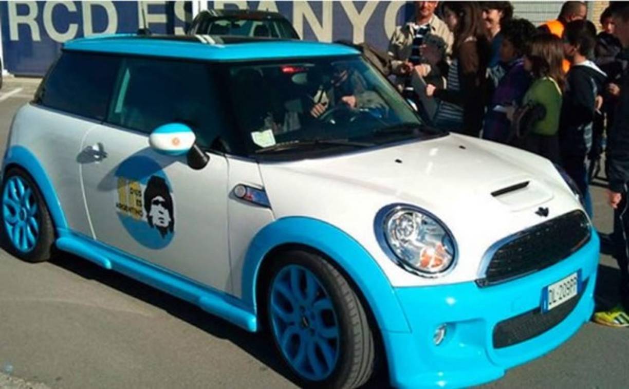 Pablo Daniel Osvaldo y su Mini Cooper maradoniano.
