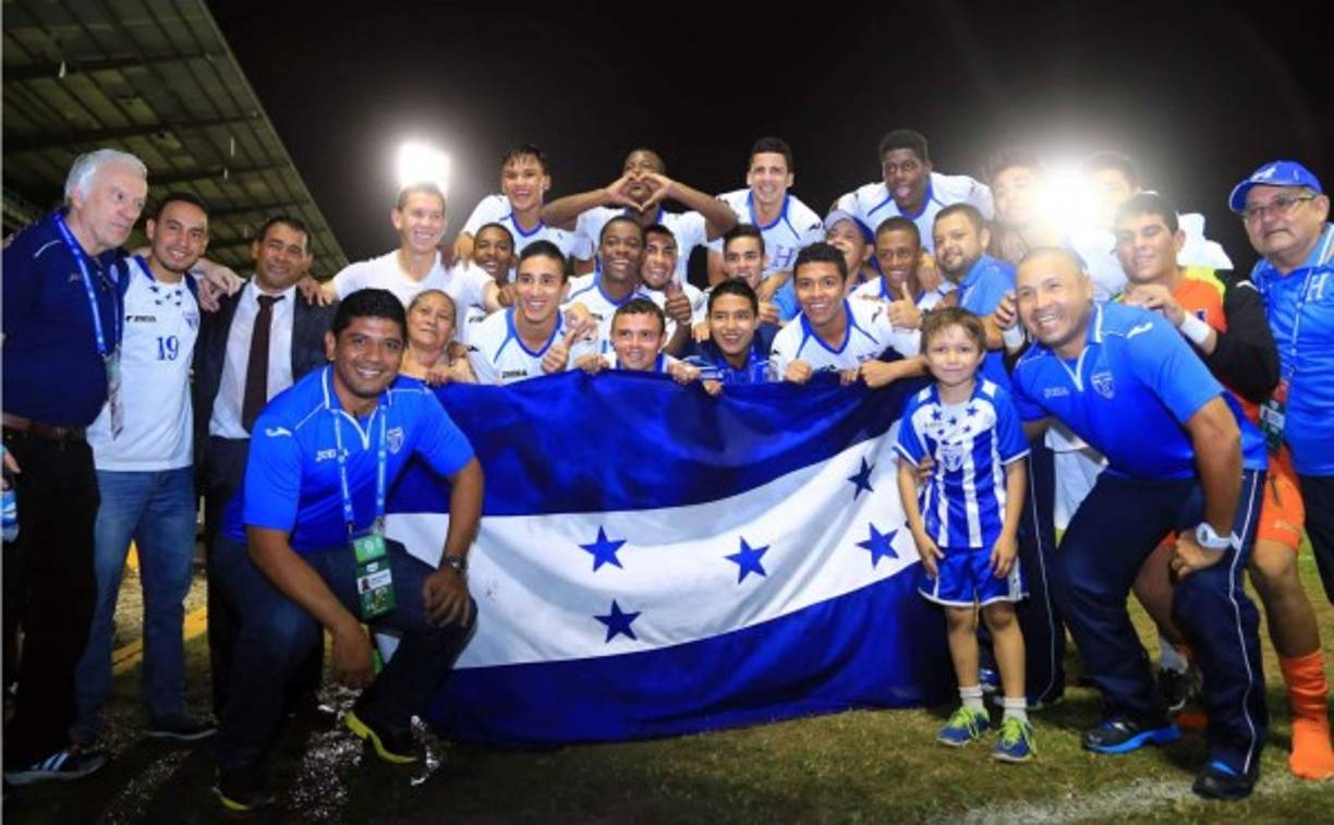La Selección de Honduras derrotó 2-1 a Guatemala en el estadio Morazán y obtuvo su boleto directo al Mundial Sub-17 de Chile 2015 gracias a los goles de Allan Rivera, de penal, y Darixon Vuelto.