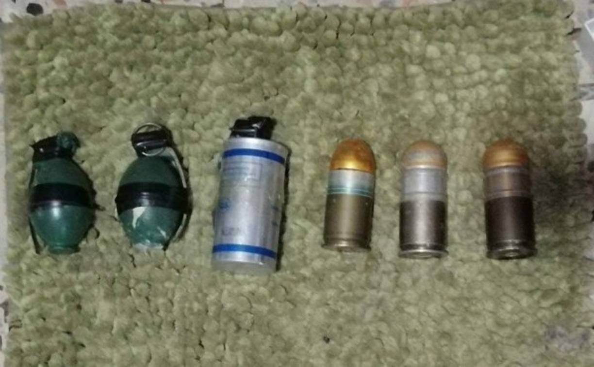 Los agentes también encontraron granadas y bomba lacrimógena.