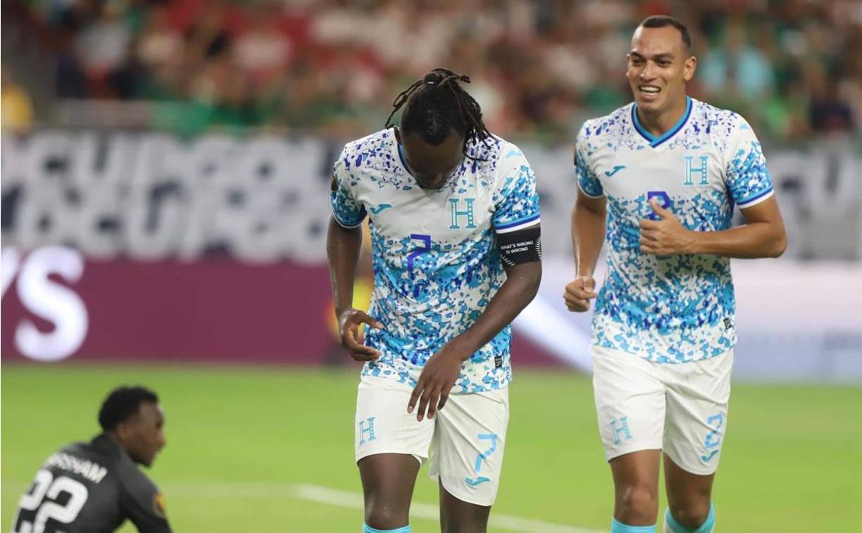 Alberth Elis se lastimó su brazo izquierdo al momento de la caída tras impactar el balón con su pie para marcar el gol del empate de Honduras.