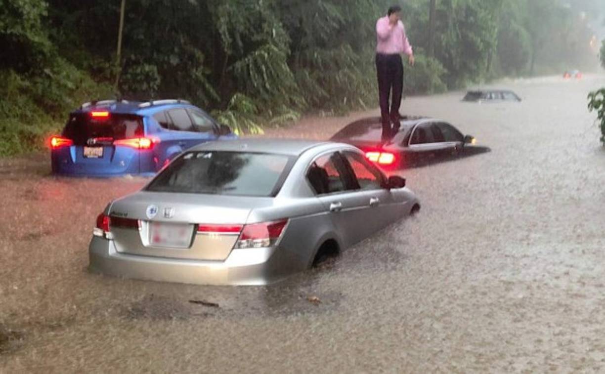 Los servicios de emergencia realizaron decenas de rescates en las principales calles de la ciudad.