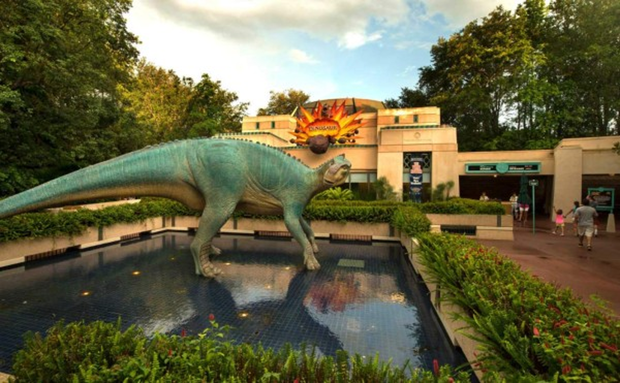 El costo es: estacionamiento $25. Boleto de entrada $125. Comida $15. Hotel $93. Total: $259.