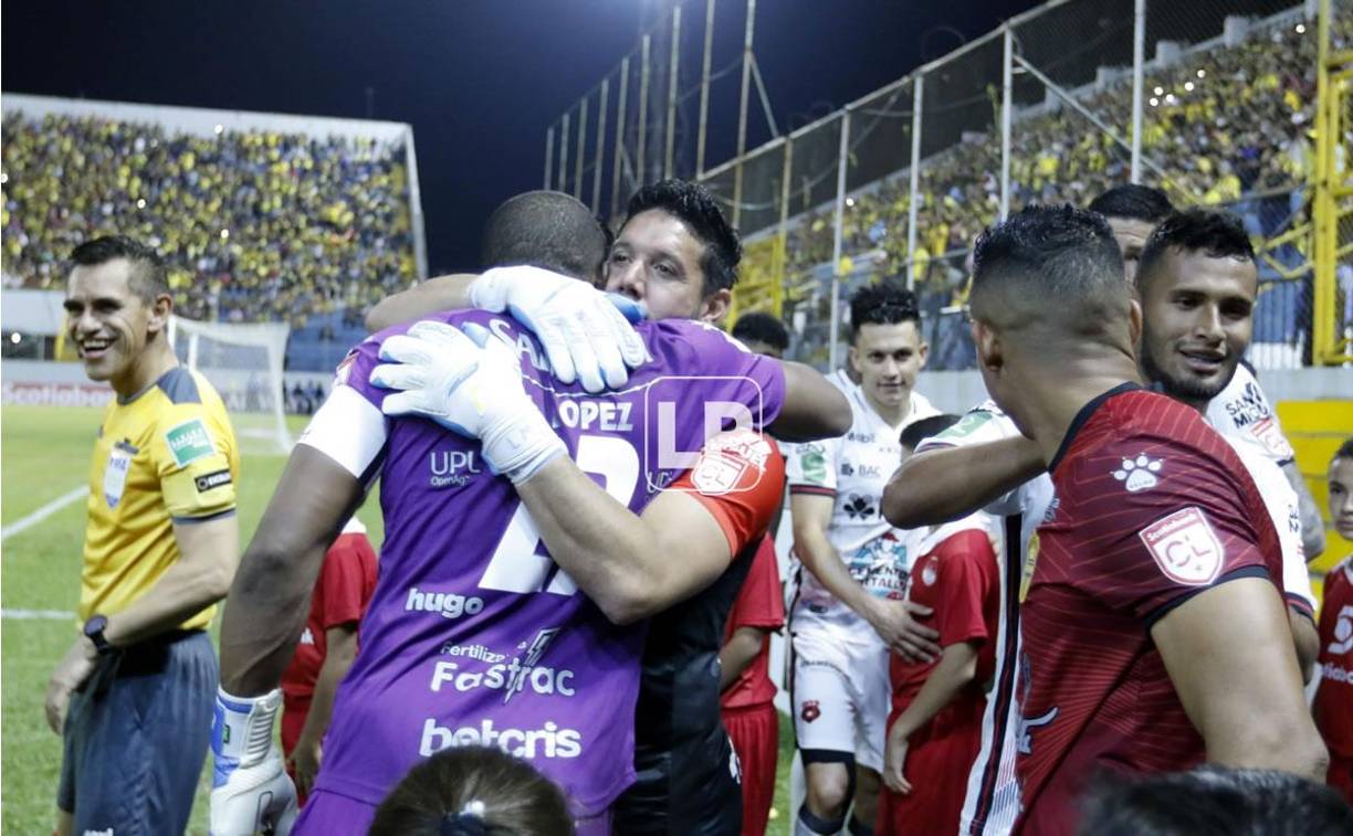 Luis ‘Buba‘ López saludó con un abrazo a Leonel Moreira, portero del Alajuelense, antes del inicio del partido.