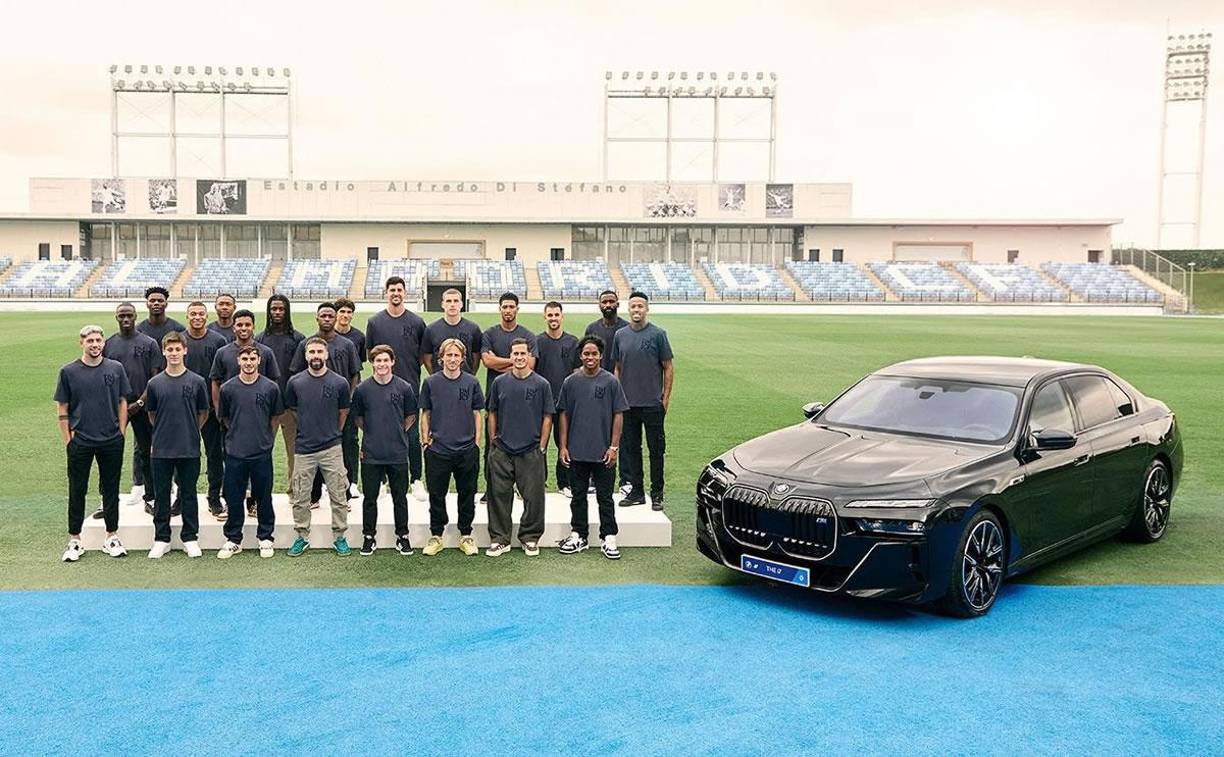 La primera plantilla de fútbol del Real Madrid recibió los coches oficiales de BMW en un acto que tuvo lugar en el estadio Alfredo Di Stéfano. Para esta tercera temporada de acuerdo con la marca alemana, el equipo utilizará la mayor oferta de vehículos electrificados y variantes mecánicas.