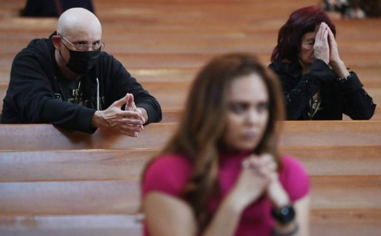 Muchos fieles optaron por asistir a las iglesias protegidos con mascarillas para pedir a Dios protección contra el letal virus.