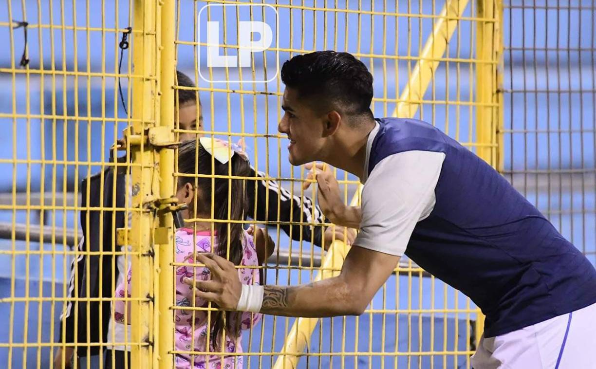 Luis Palma posó con unas aficionadas antes del inicio del partido.