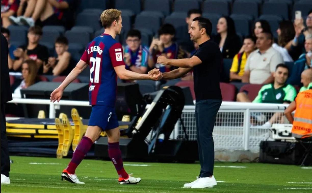 Xavi Hernández decidió sacar del campo a Frenkie de Jong, quien sintió molestias en el tobillo derecha y entró Gavi en su lugar.