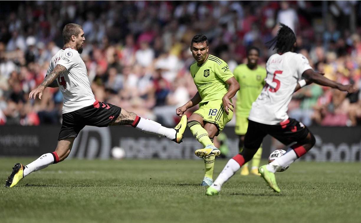 Casemiro en plena acción en su debut con el Manchester United frente al Southampton.