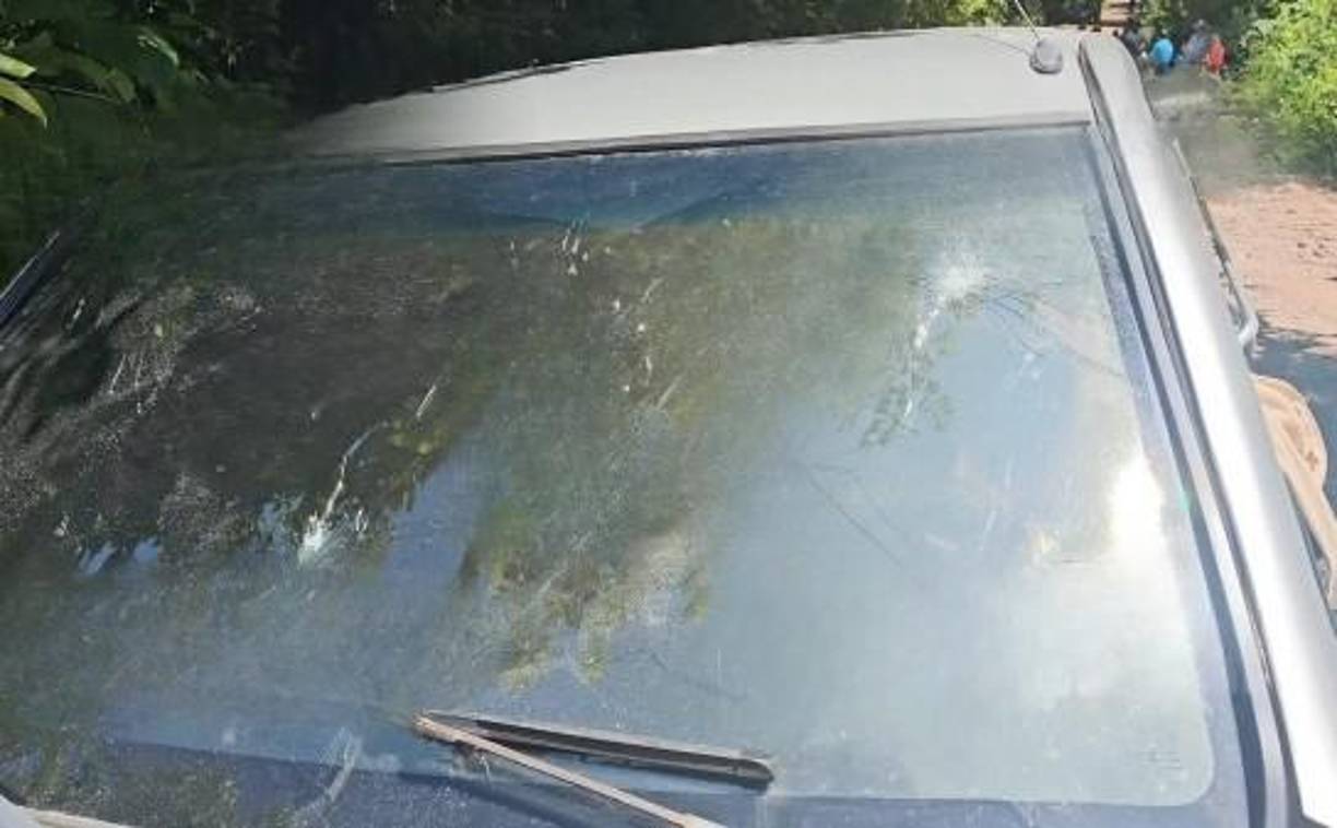 Familiares llegaron a la escena del mortal ataque armado y se llevaron los cuerpos a sus localidades, evitando que las autoridades realizaran el proceso correspondiente en este tipo de hechos violentos.