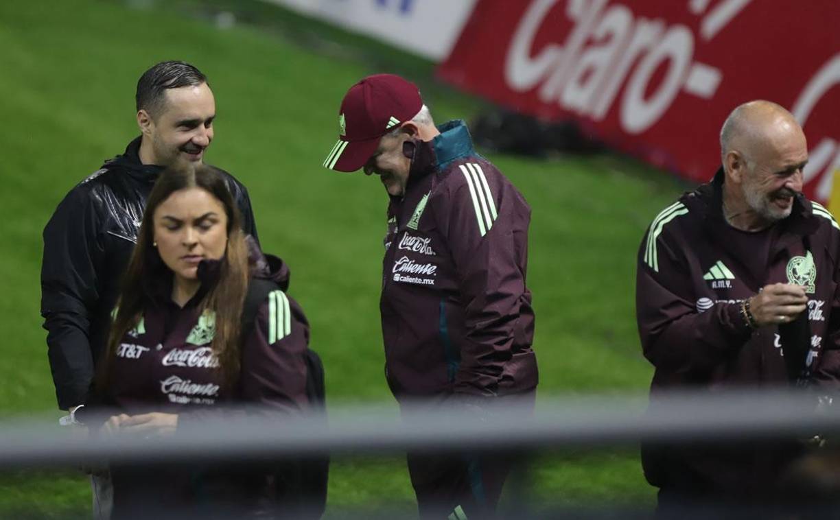El entrenador de México se dejó ver sonriente con los comisarios de la Concacaf, un día antes del partido.
