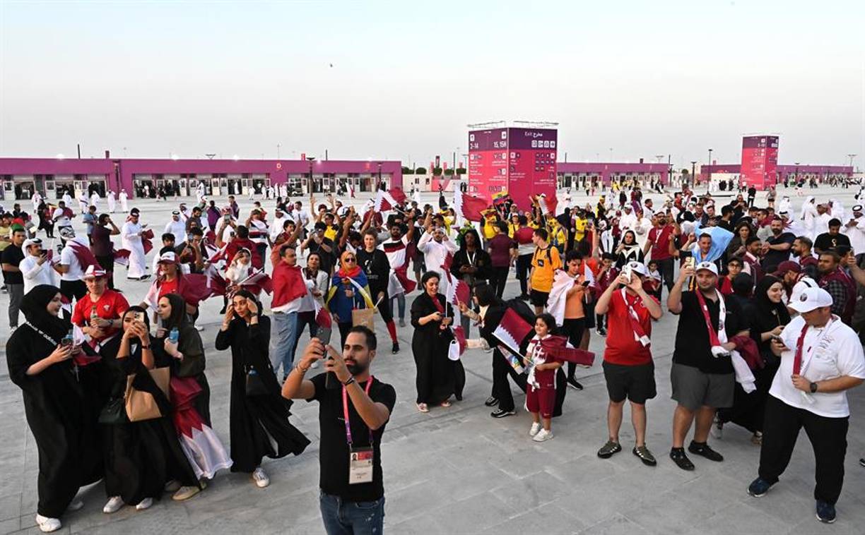 Los aficionados de Qatar apoyando a su Selección en el partido inaugural.