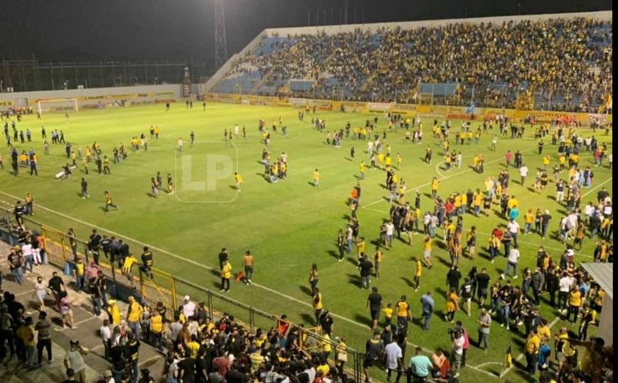 Real España privó la entrada a la barra visitante en el estadio Morazán, no obstante, fueron incapaces de imponer seguridad a los hinchas locales, que temieron por sus vidas.