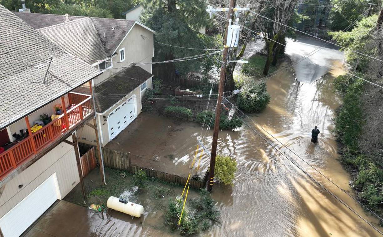  “Se esperan dos grandes eventos de lluvias torrenciales y que fuertes nevadas de las montañas afecten a <b>California</b> en rápida sucesión durante los dos próximos días en conexión con dos de los ciclones más enérgicos y cargados de humedad que apuntan directamente hacia <b>California</b>”, dijo el Servicio Nacional de Meteorología (NWS).