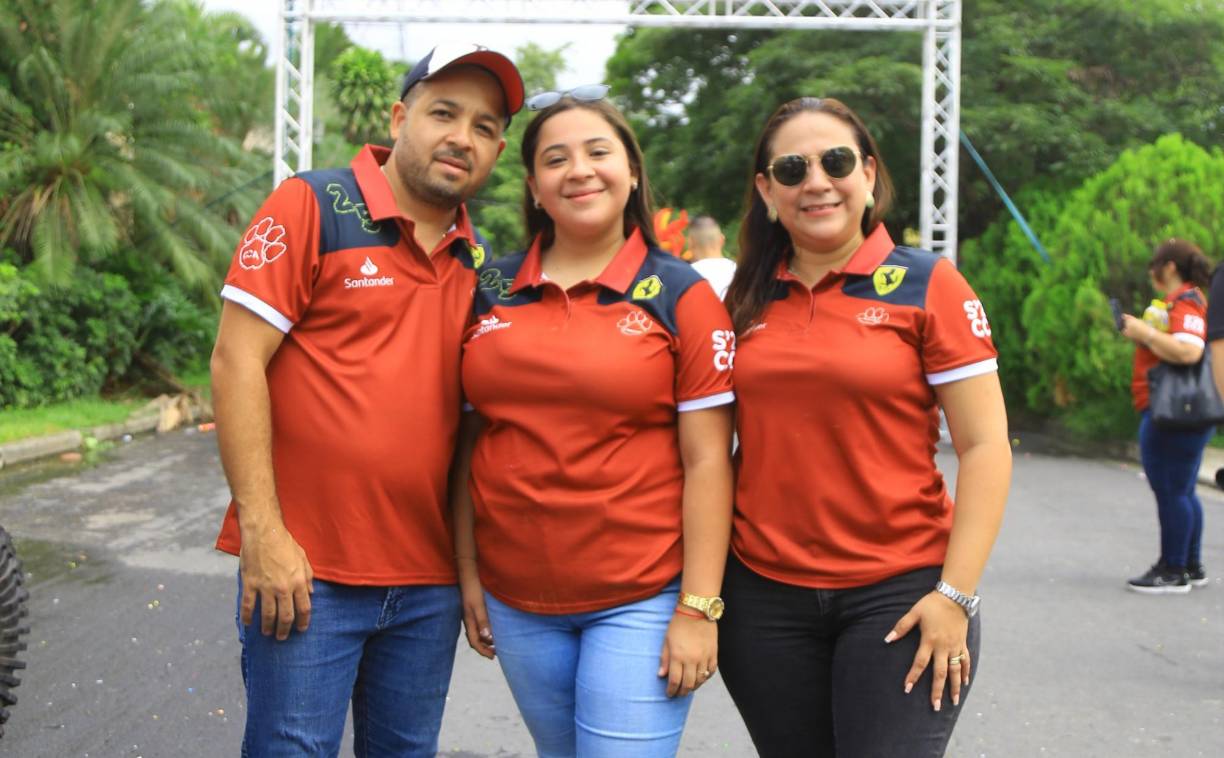 Carlos Paguada con Cesia Paguada y Cesia Baez. 