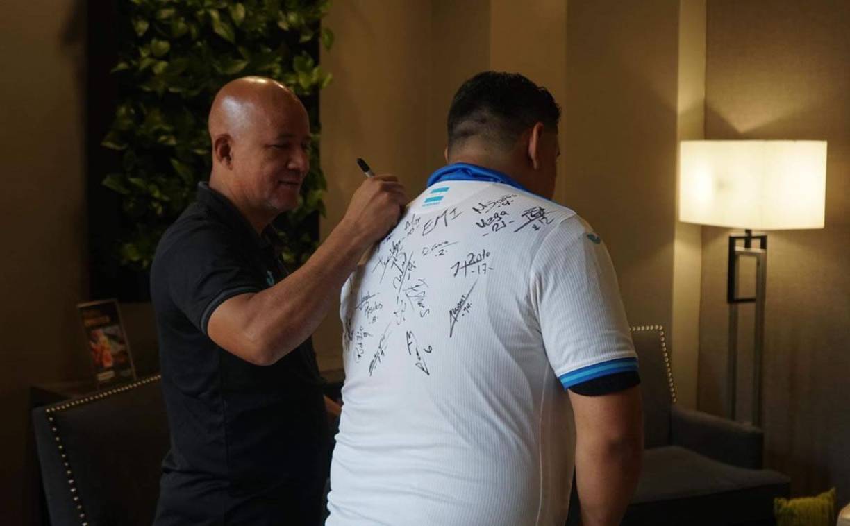 Hasta Edwin Banegas, jefe de prensa de la Fenafuth, le firmó la camiseta a Ricardo.