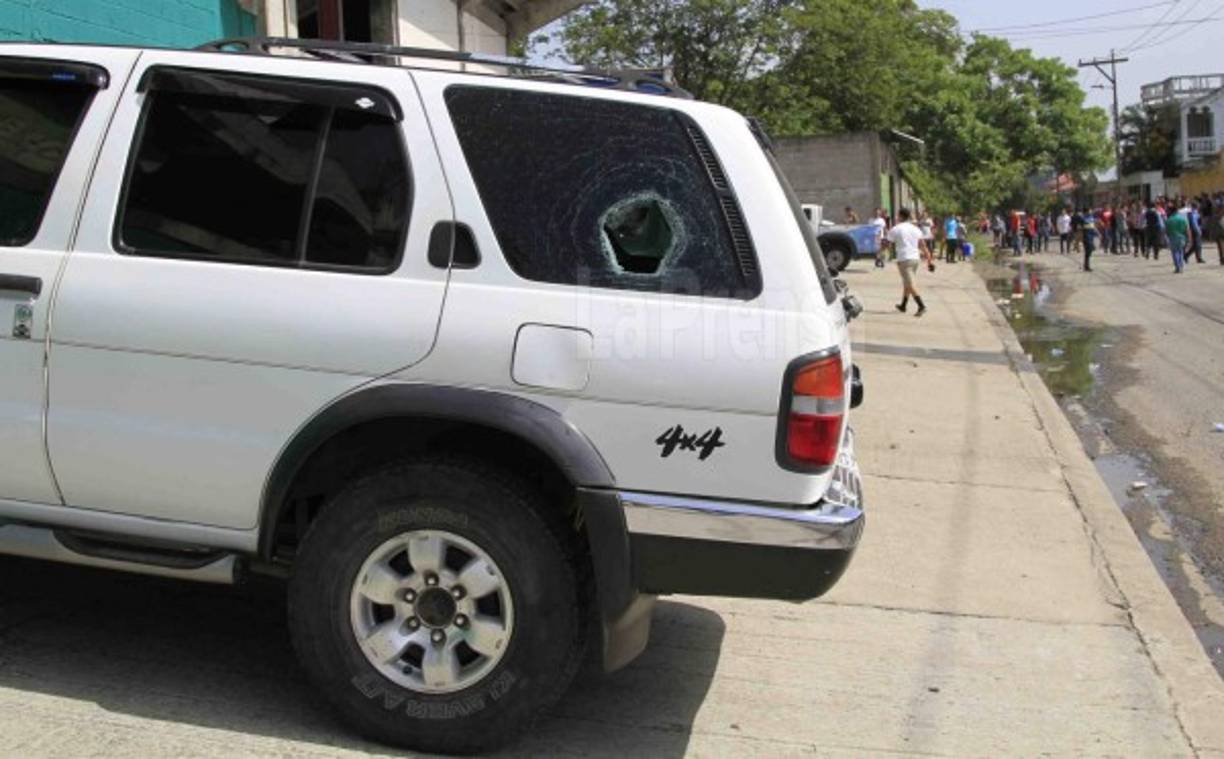 Otro de los vehículos que resultó dañado en la pelea entre las barras del Marathón y Olimpia.