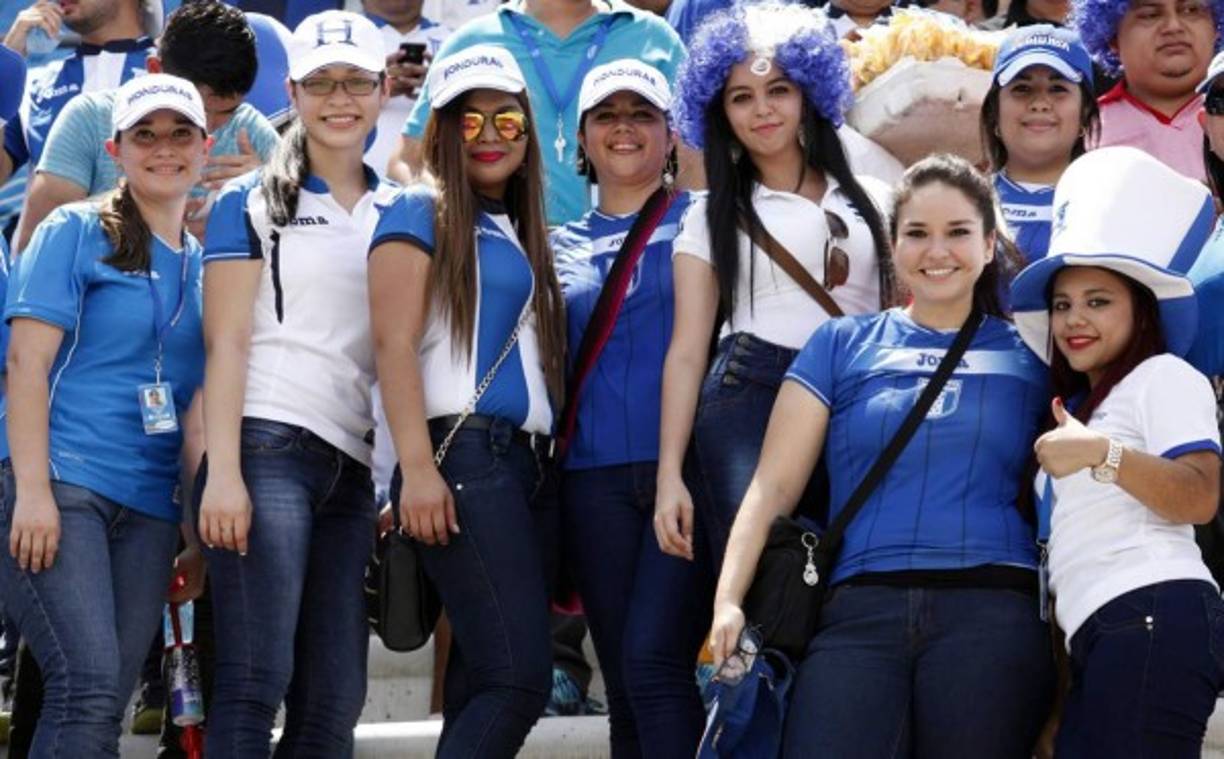 El estadio Olímpico se ha engalanado con bellas hondureñas que han llegado a apoyar a la Selección de Honduras en el partido contra Canadá.