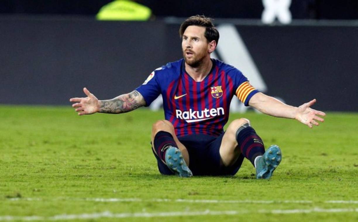 Messi reclama al árbitro tras recibir una falta.