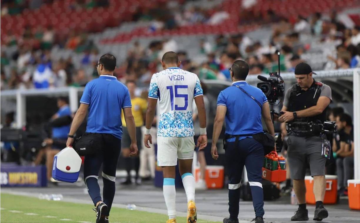 Luis Vega salió del campo muy triste y entró en su lugar Devron García.