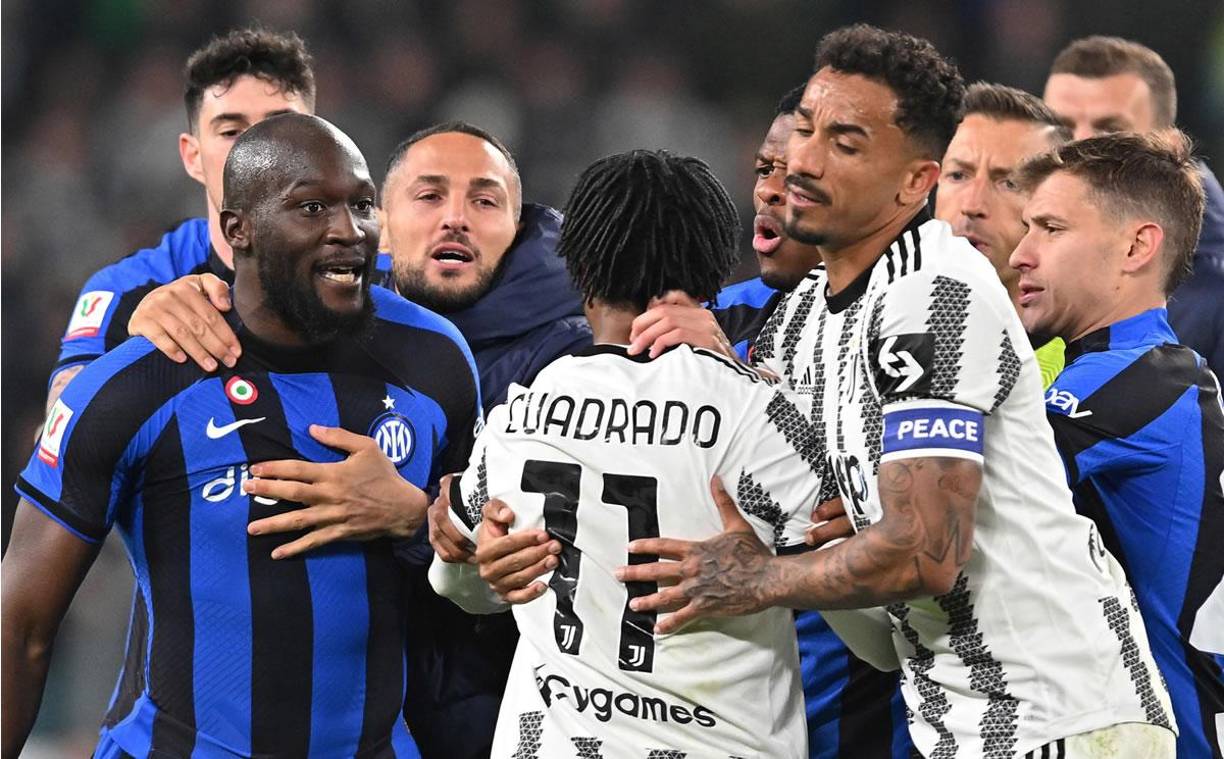 Lukaku se encaró con Cuadrado y lo invitó a irse afuera para pelear.