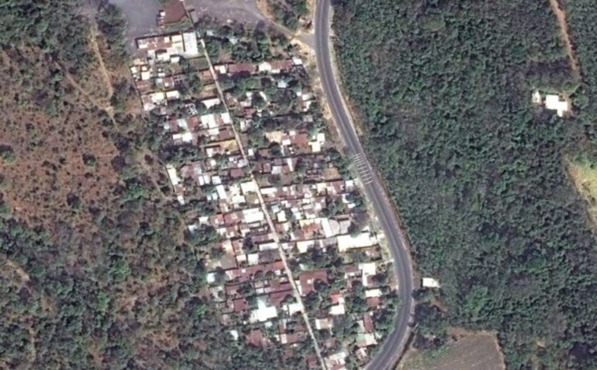 Las zonas más devastadas fueron las comunidades ubicadas en las laderas del coloso, entre estas la aldea San Miguel de Los Lotes que lucía así en esta foto del 5 de febrero de 2018. /Fotos: DigitalGlobe's WorldView Maxar Company.