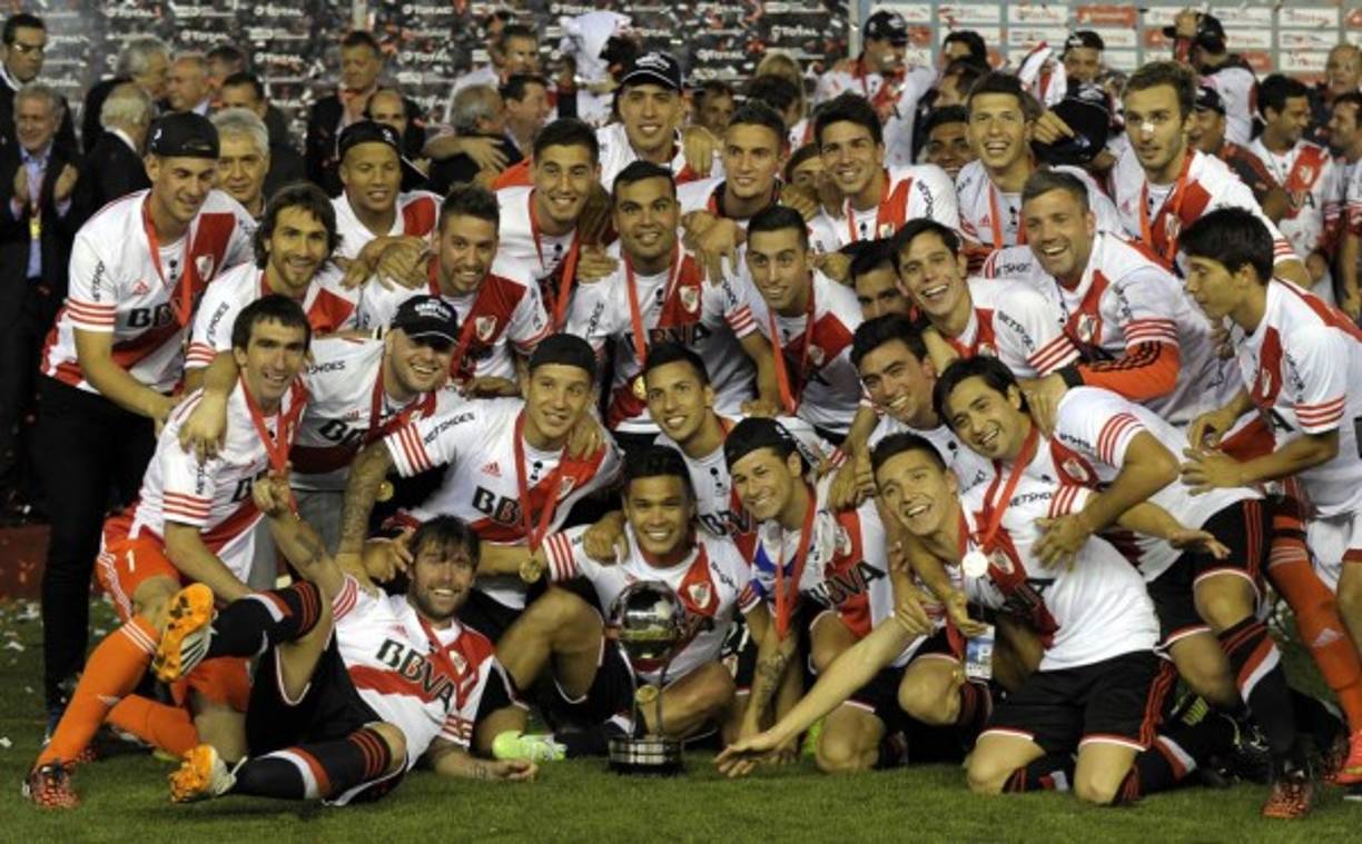 Los jugadores de River Plate posando con la Copa.