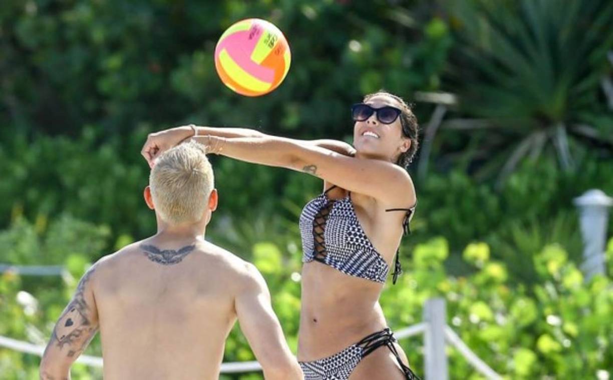 Napoli's Colombian goalkeeper David Ospina (C) is evacuated after sustaining a head injury during the Italian Serie A football match Napoli vs Udinese at the San Paolo stadium in Naples. (Photo by Carlo Hermann / AFP)