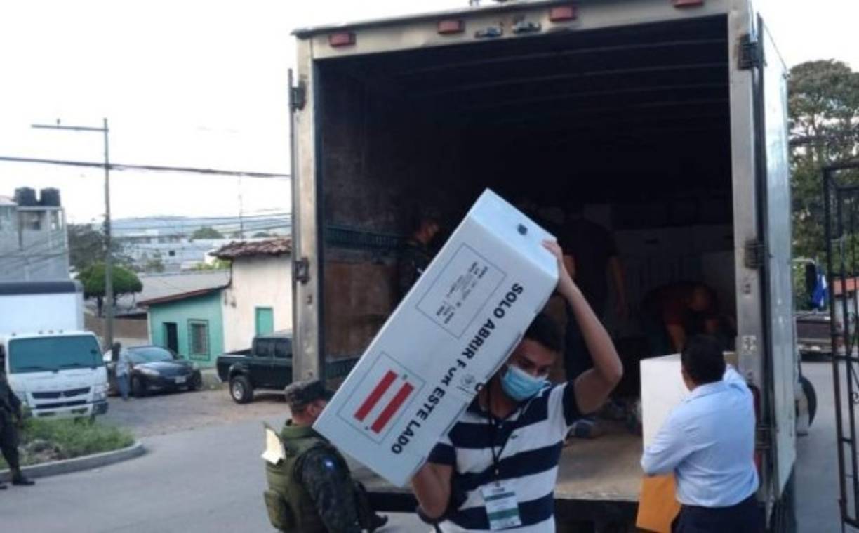 Momentos cuando en la escuela República de Honduras de la central Siguatepeque reciben el material electoral. Foto: Marlon Laguna